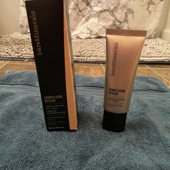 COMPLEXION RESCUE TINTED MOISTURIZER - FOUNDATION - Picture 3 of 13